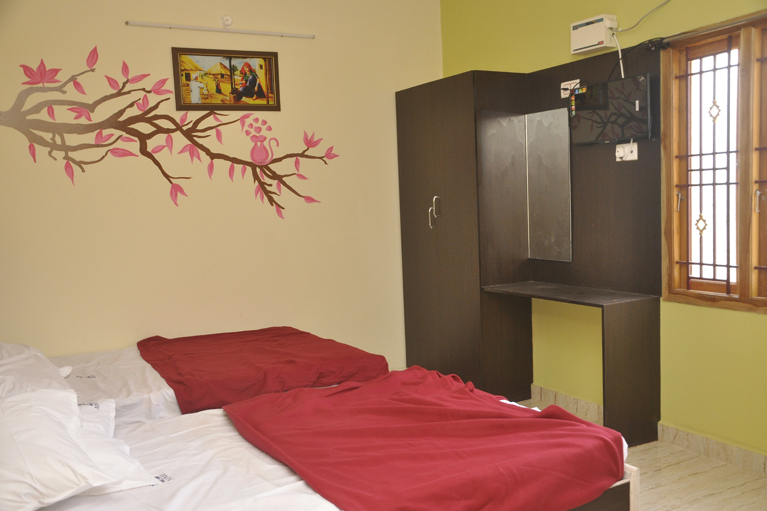 2 bed room with tv